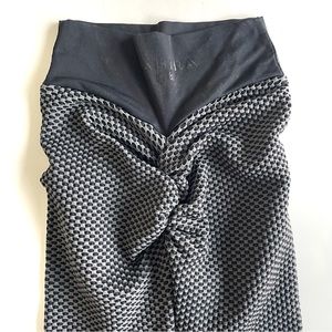 NWT Tahira by KB Black and Gray Scrunch Butt Leggings Small